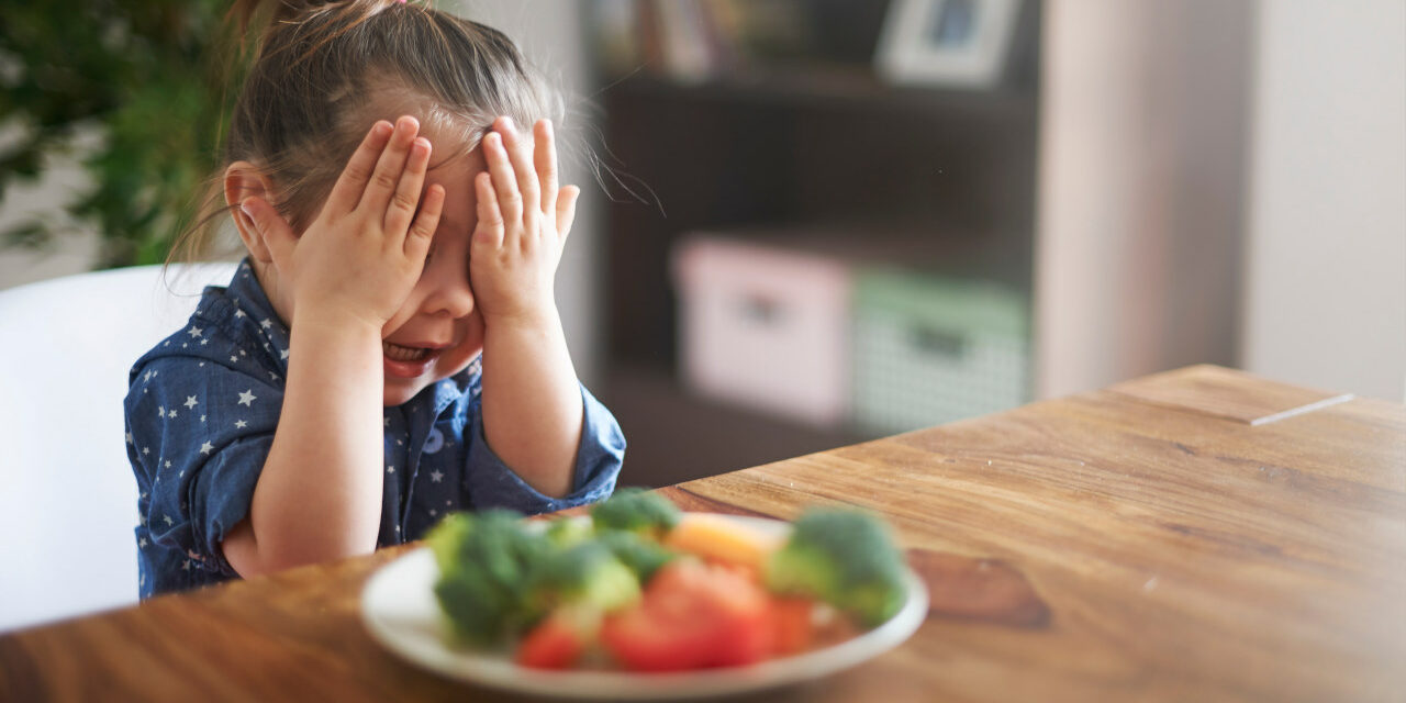 Niemowlę lub dziecko nie chce jeść warzyw i owoców? Sprawdzone sposoby na niejadka