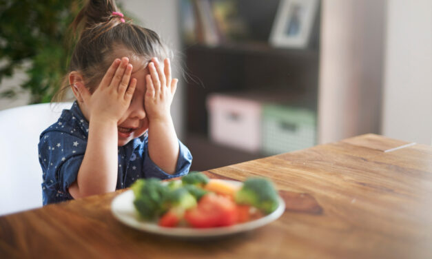 Niemowlę lub dziecko nie chce jeść warzyw i owoców? Sprawdzone sposoby na niejadka