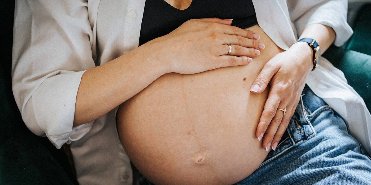 Naturalna sesja ciążowa – dlaczego warto się na nią zdecydować?